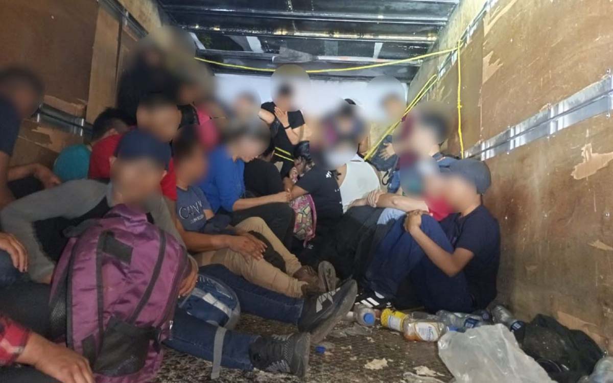 INM asegura a 72 migrantes hacinados en la caja de una camioneta en Oaxaca