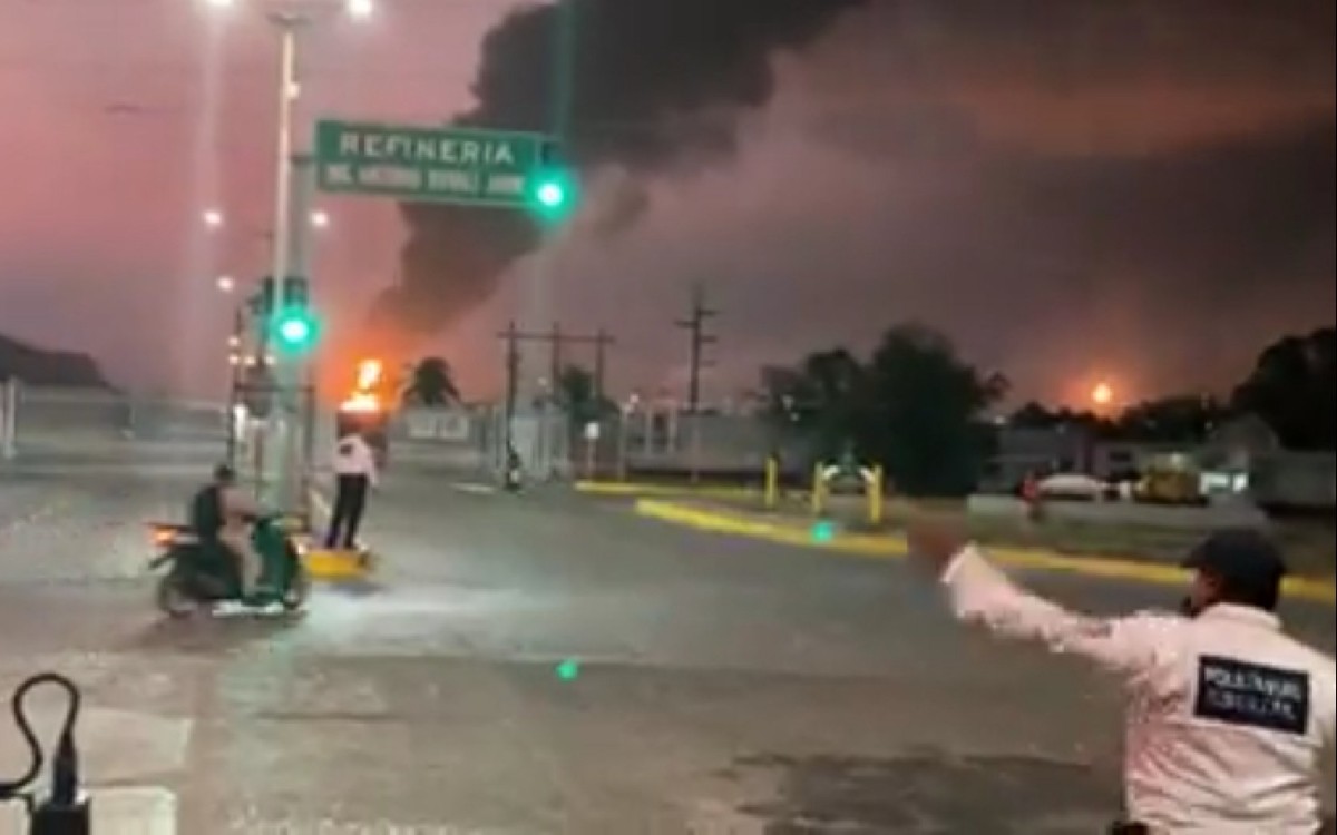 Incendio lleva 17 horas activo en refinería Salina Cruz; Pemex trabaja para sofocarlo | Videos