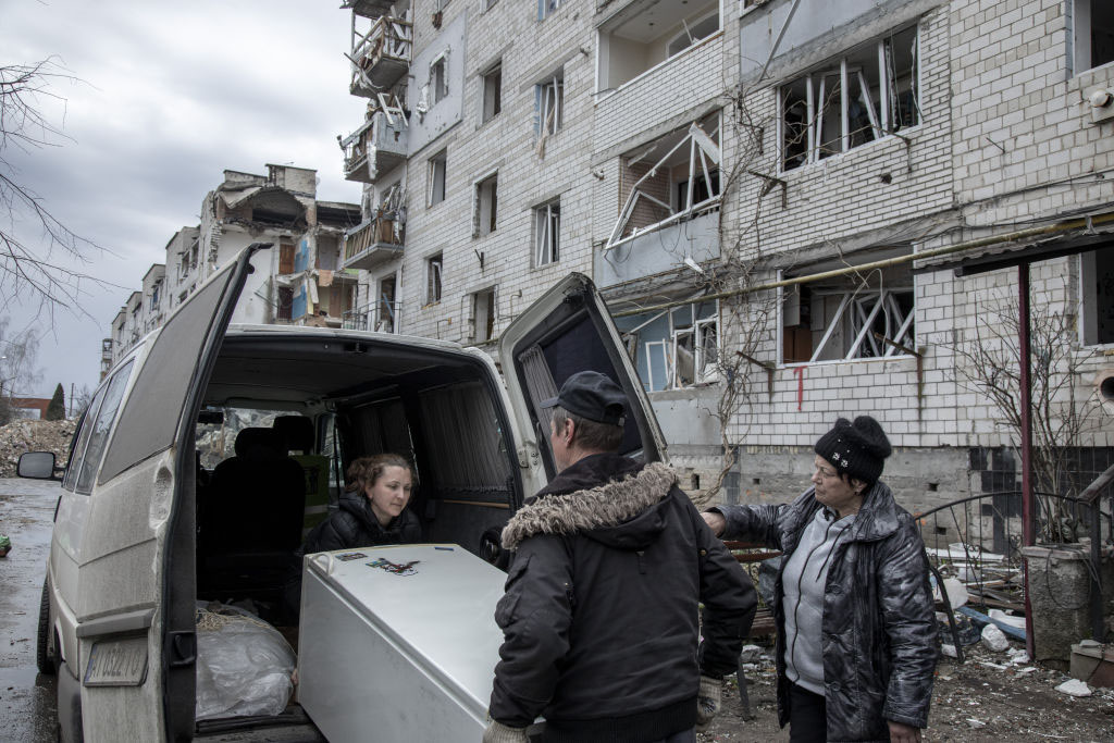 Invasión a Ucrania: tras la retirada de las tropas rusas, residentes regresan a Irpin