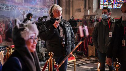 Jean-Jacques Annaud, durante el rodaje de 'Arde Notre Dame'.