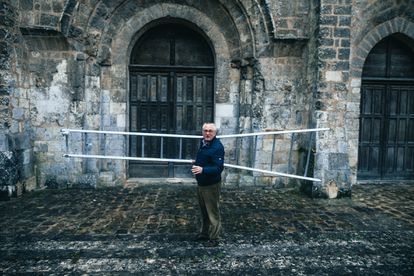 Pier André Lhomme, vecino de Châteaudun, acude a la iglesia para realizar unos trabajos de restauración.