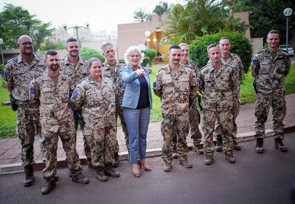 La ministra alemana de Defensa, Christine Lambrecht, durante una visita a las tropas germanas de la EUTM, el pasado viernes en Bamako.