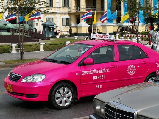 La aplicación de chat Line está lanzando un servicio de reserva de taxis para competir con Uber en Tailandia