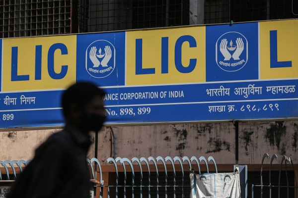 La aseguradora estatal LIC busca recaudar $ 8 mil millones en la OPI más grande de India