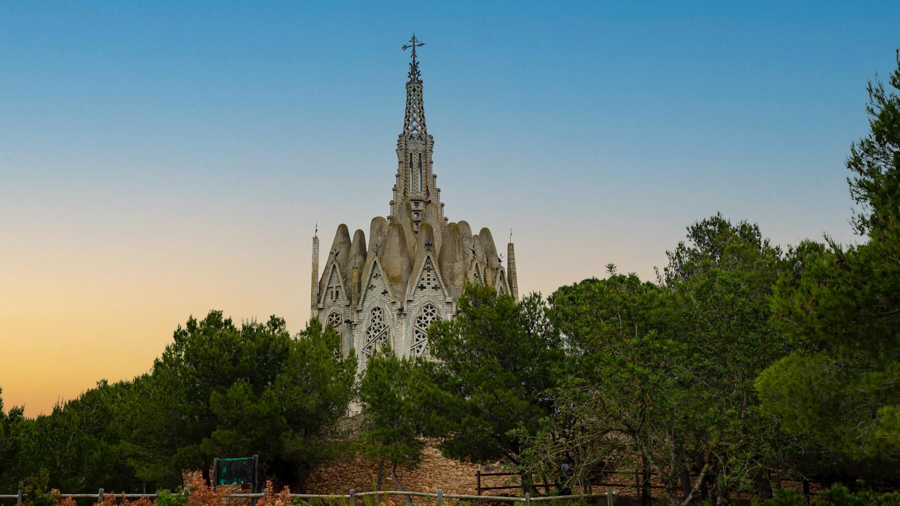 Así es la catedral más desconocida de España que parece salida de una película de princesas de Disney