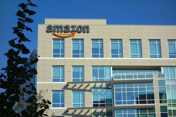 Amazon presenta demanda contra más falsificadores