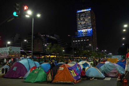 Decenas de manifestantes acampan frente a la sede del ministerio de Desarrollo Social, sobre la avenida 9 de julio en Buenos Aires, el 31 de marzo de 2022.