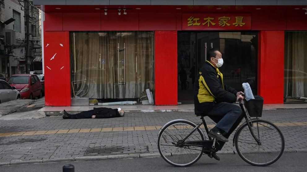 La foto del hombre muerto en las calles de Wuhan que ha dado la vuelta al mundo