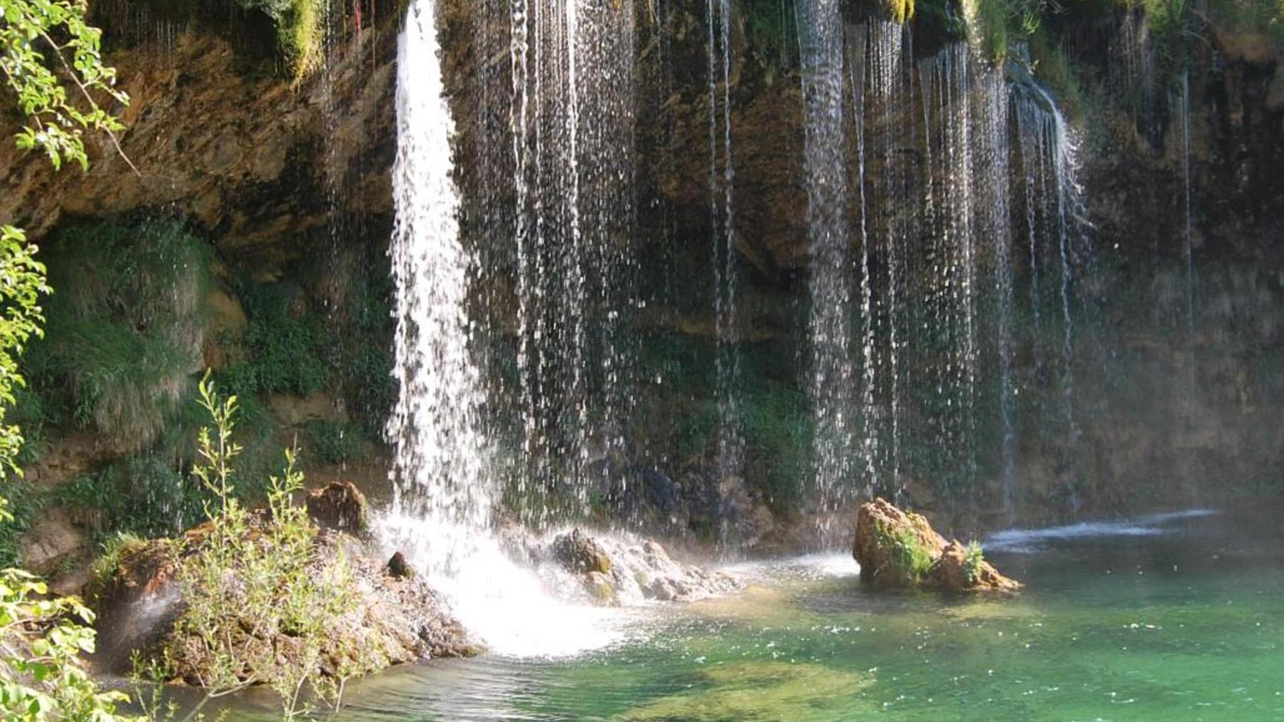 La impresionante cascada de aguas cristalinas escondida en España