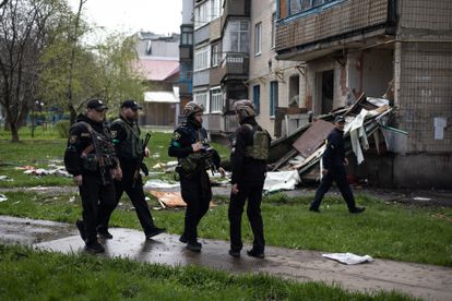 Miembros de las fuerzas de seguridad en el exterior de un edificio bombardeado minutos antes en Avdiivka, este sábado.