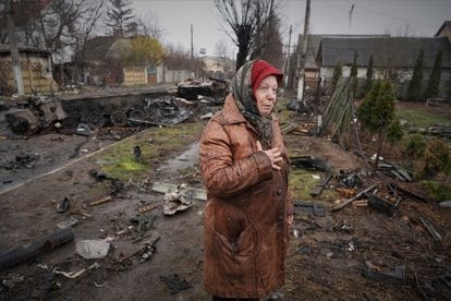 Larisa, de 72 años, cuenta en la puerta de su casa cómo fue bombardeada la columna de blindados rusos