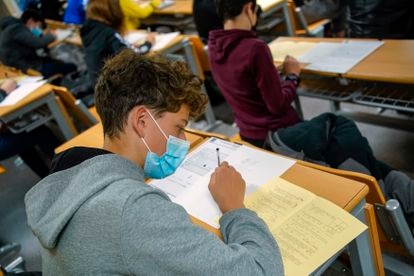 Un adolescente se concentra en resolver los problemas durante la prueba.