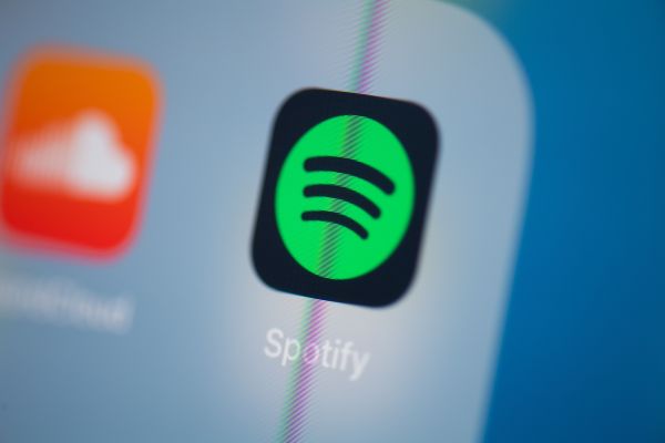 Spotify está probando una nueva función de perfil que permite a artistas seleccionados promocionar sus NFT