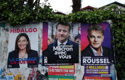 Carteles electorales de la candidata socialista Anne Hidalgo, del actual presidente de Francia, Emmanuel Macron, y del comunista, Fabien Roussel, en Ciboure.