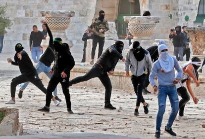 Enfrentamientos entre palestinos y la policía israelí en este jueves en la Ciudad Vieja de Jerusalén.