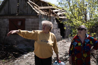 Tatiana Masluk (izquierda) y Liutmila Skripnik, vecinas de Stepnohirsk, junto a un ambulatorio destrozado por un misil ruso.