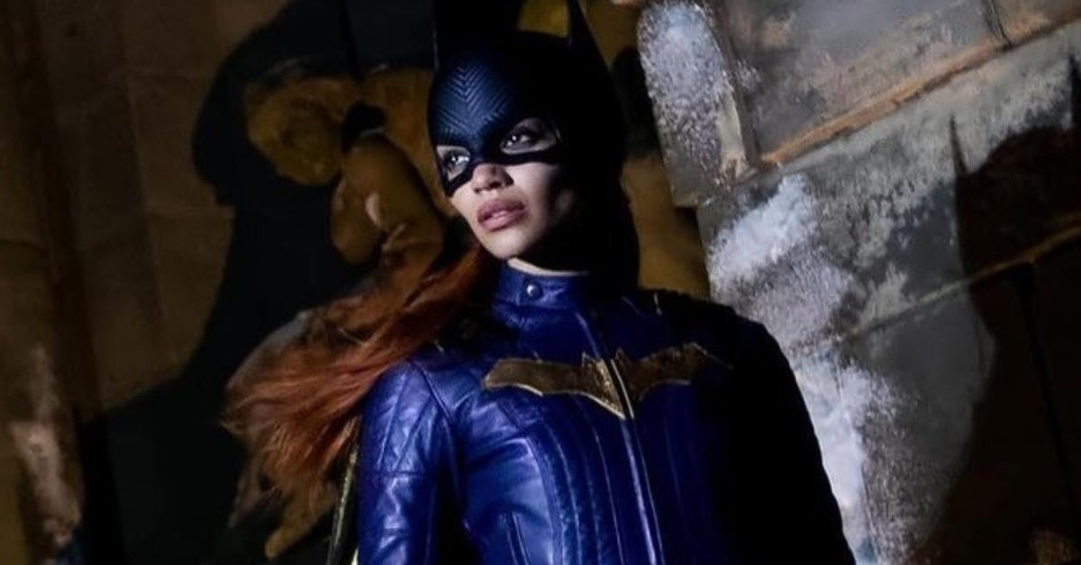 Leslie Grace de Batgirl reacciona al probarse un disfraz por primera vez