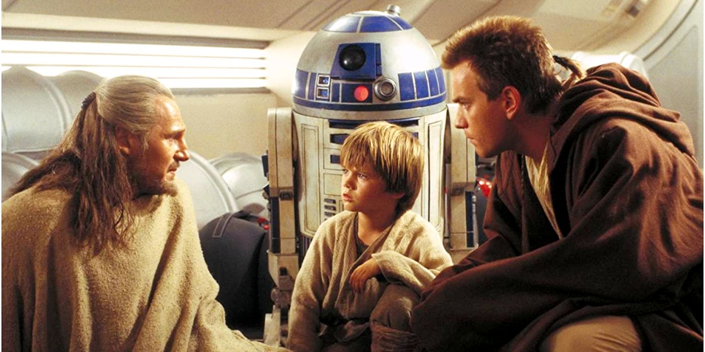 Liam Neeson recuerda a su hijo abrazando a R2-D2 durante The Phantom Menace