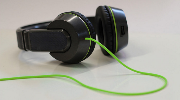 Los auriculares solares OnBeat quieren cargar tu teléfono mientras escuchas música