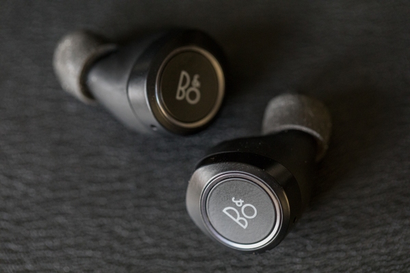 Los auriculares totalmente inalámbricos Beoplay E8 de B&O son realmente el paquete completo