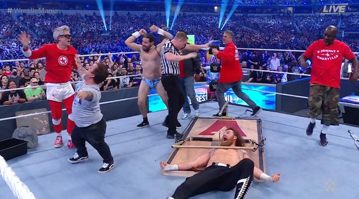 Los fanáticos de la WWE se están volviendo locos por el hilarante combate de WrestleMania 38 de Johnny Knoxville