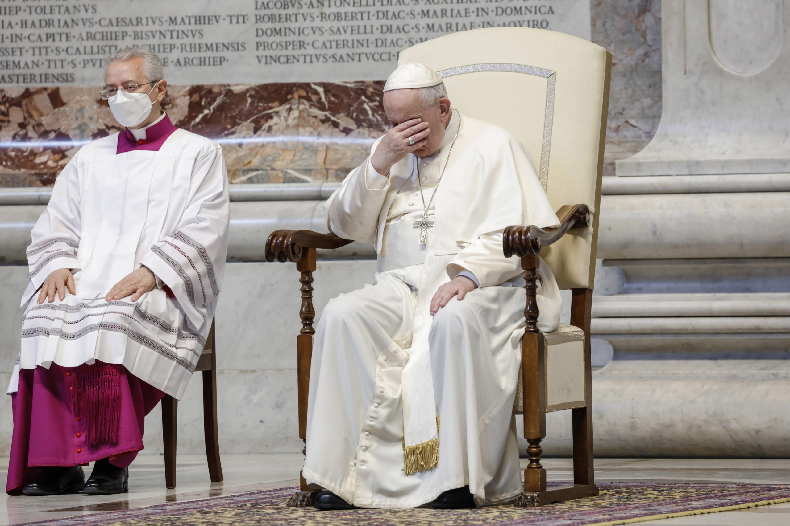 Los fuertes dolores de rodilla del Papa comprometen su agenda