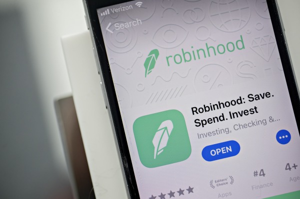 Los usuarios dicen que Robinhood ha bajado a medida que las acciones se disparan