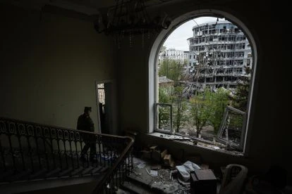 Un militar en el interior de un edificio bombardeado. Al otro lado de la ventana se aprecia lo que queda de la sede de una empresa de telecomunicaciones.