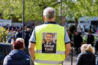 Abril de 2022 durante la visita de campaña de Emanuel Macron a Denain, al norte de Francia, donde le recibieron con los chalecos que los manifestantes contra su Gobierno llevaban en 2018.