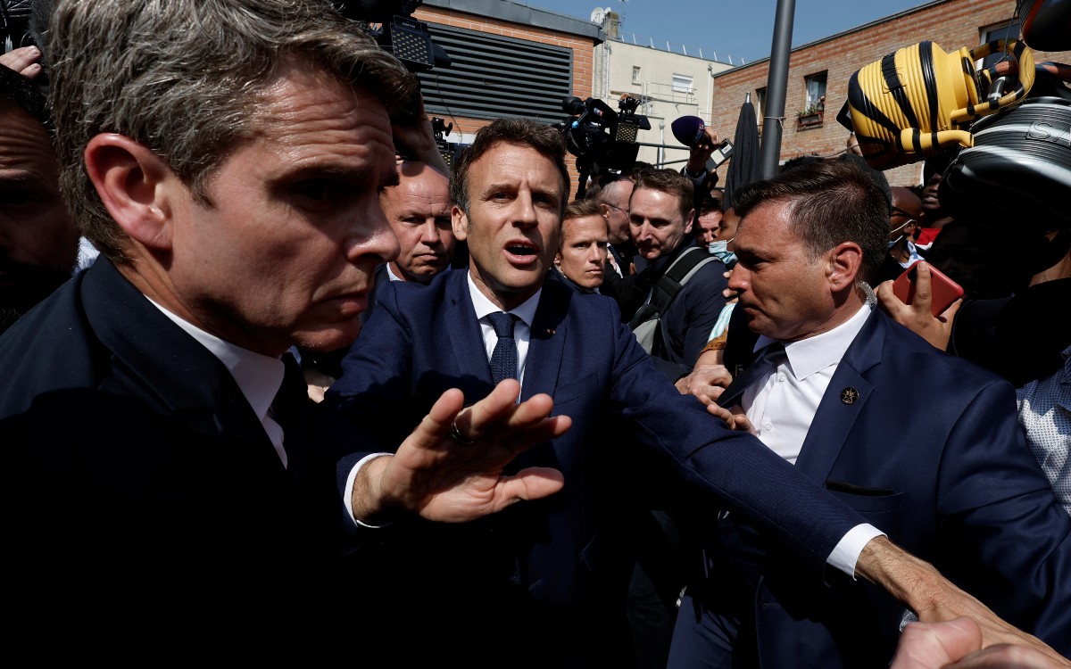 Macron recibe "tomatazos" durante visita a mercado en Cergy | Video