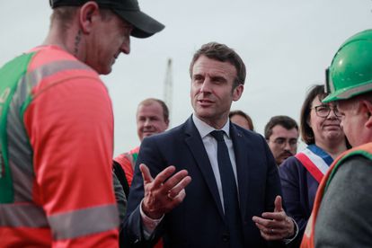 Macron hablaba con unos trabajadores, este lunes en Denain.