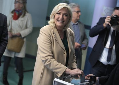 La candidata de extrema derecha Marine Le Pen introduce su voto en la urna en la primera vuelta de las presidenciales francesas de este domingo, en Henin-Beaumont, en el norte de Francia.