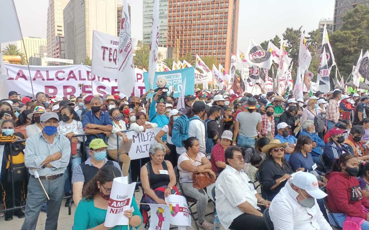 Manifestantes proAMLO abarrotan Monumento a la Revolución y se extienden hasta Reforma