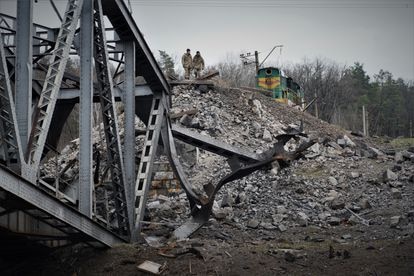 Militares ucranios en el puente que conecta por tren Irpin con Kiev y que fue bombardeado durante la batalla en esta localidad entre rusos y ucranios.