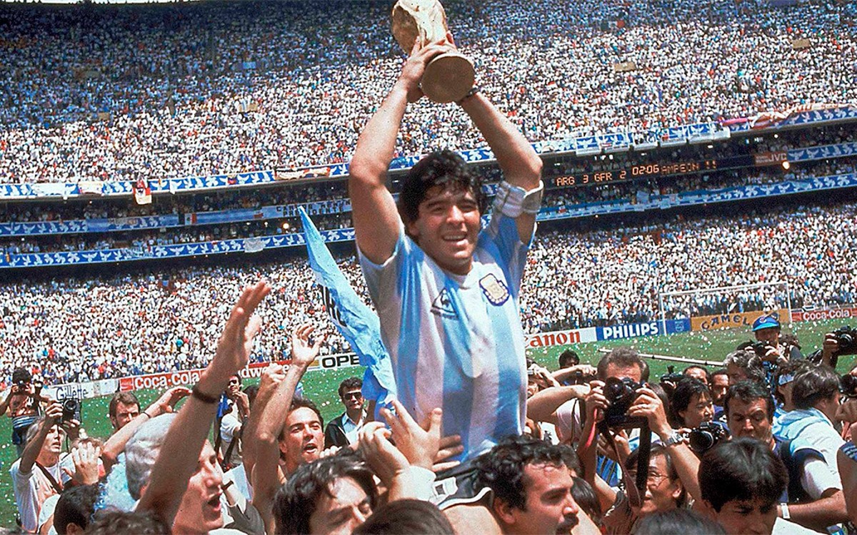 Niegan familiares de Maradona que playera subastada sea la que usó Diego en la “Mano de Dios”