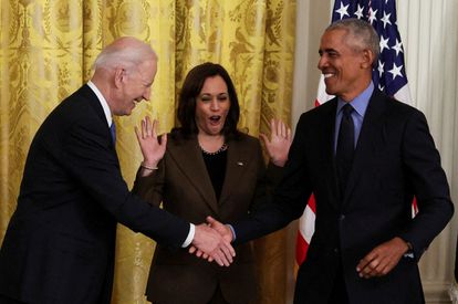 Joe Biden da la mano a Barack Obama bajo la mirada de Kamala Harris.