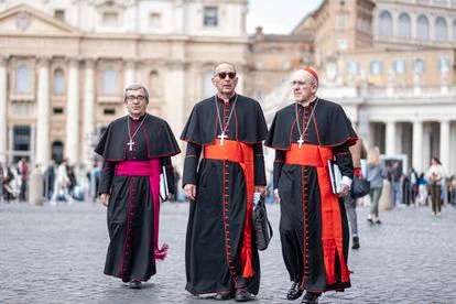 Los cardenales Juan José Omella y Carlos Osoro Sierra, junto al obispo Luis Argüello, en la plaza de San Pedro justo después de su reunión con el Papa el jueves.