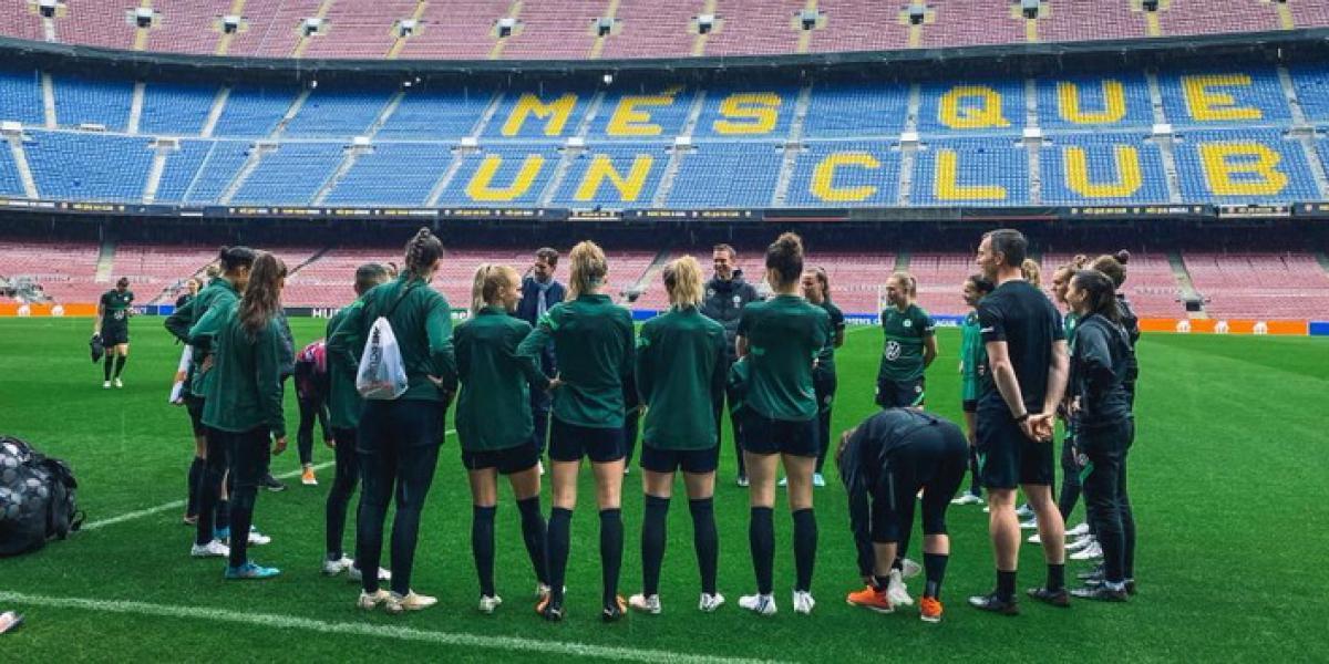 Original sesión de activación del Wolfsburgo antes del partido en el Camp Nou