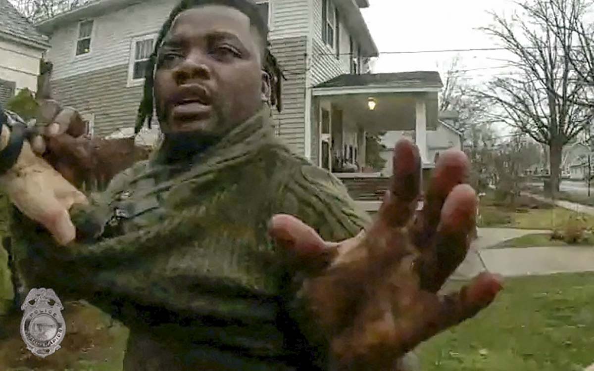 Policía de Michigan difunde videos de la muerte de un afroamericano a manos de un oficial blanco; piden justicia