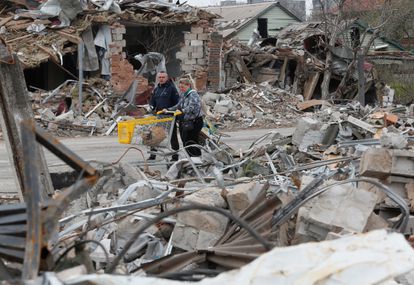 Residentes de Mariupol camian entre edificios destruidos, el pasado martes.