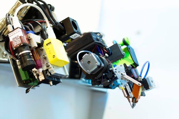 Q5D está utilizando robots para automatizar el cableado electrónico durante la fabricación