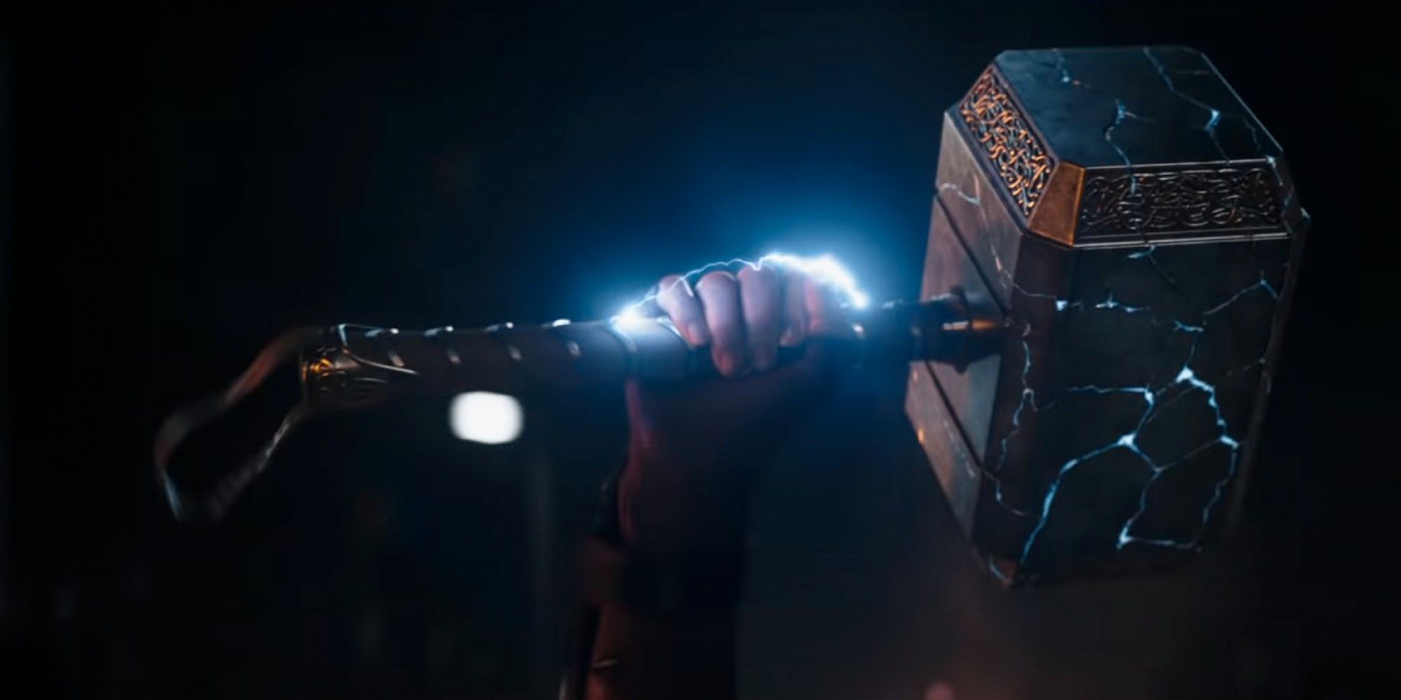 Quién atrapa a Mjolnir en el tráiler de Thor: Love & Thunder