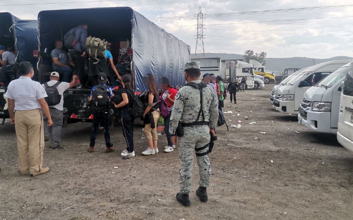 Rescata INM a 330 migrantes que viajaban en diversos vehículos sobre autopista Puebla-Orizaba