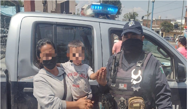 Rescata policía a niño de 3 años extraviado, deambulaba por las calles de San Juan del Río