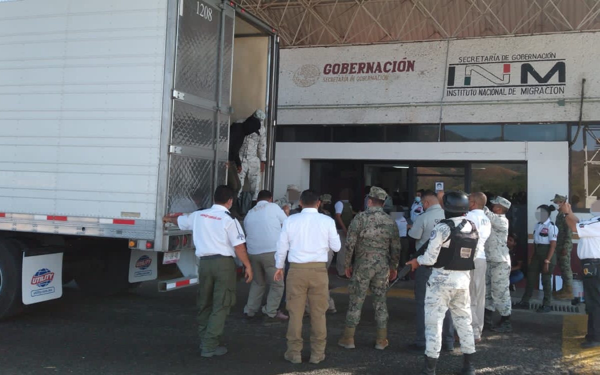 Rescatan a 61 migrantes hacinados en tractocamión en Oaxaca; 9 son menores