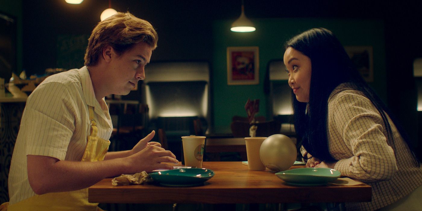 Revisión de Moonshot: Lana Condor y Cole Sprouse protagonizan una comedia romántica espacial encantadora