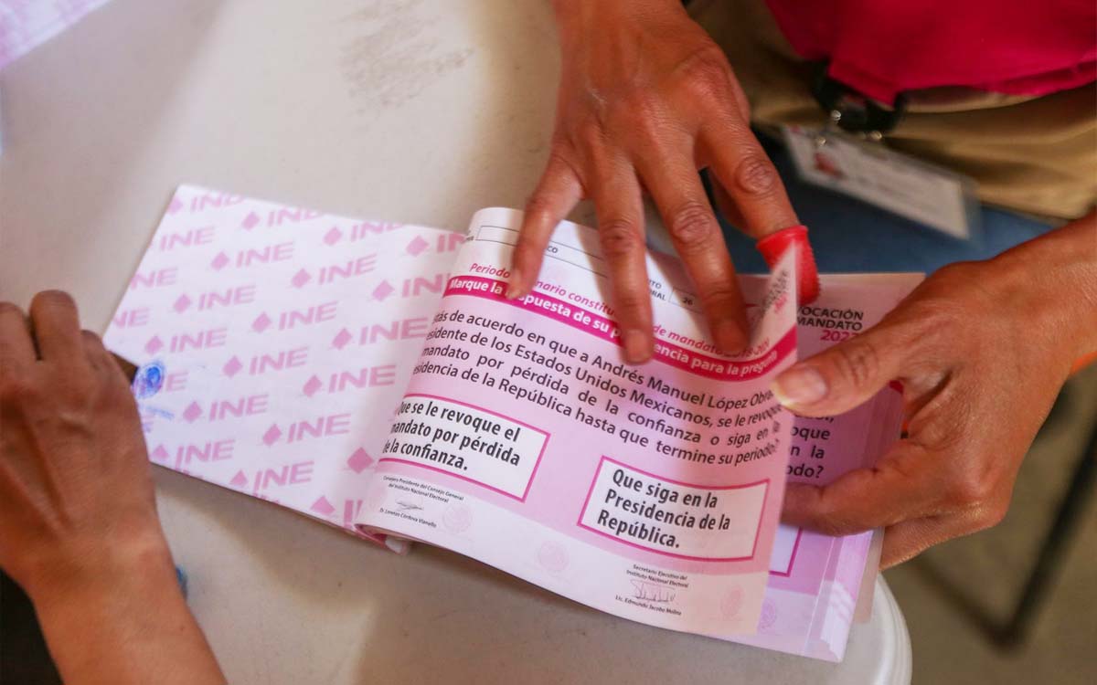 Revocación de mandato | Mexicanos que vivan en el extranjero podrán votar desde este viernes: INE