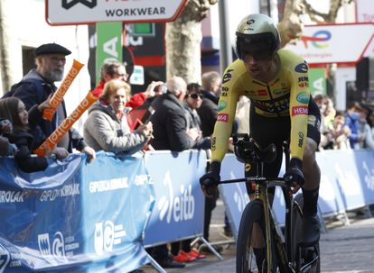Primoz Roglic se impone en Hondarribia en la primera etapa de la Vuelta al País Vasco.