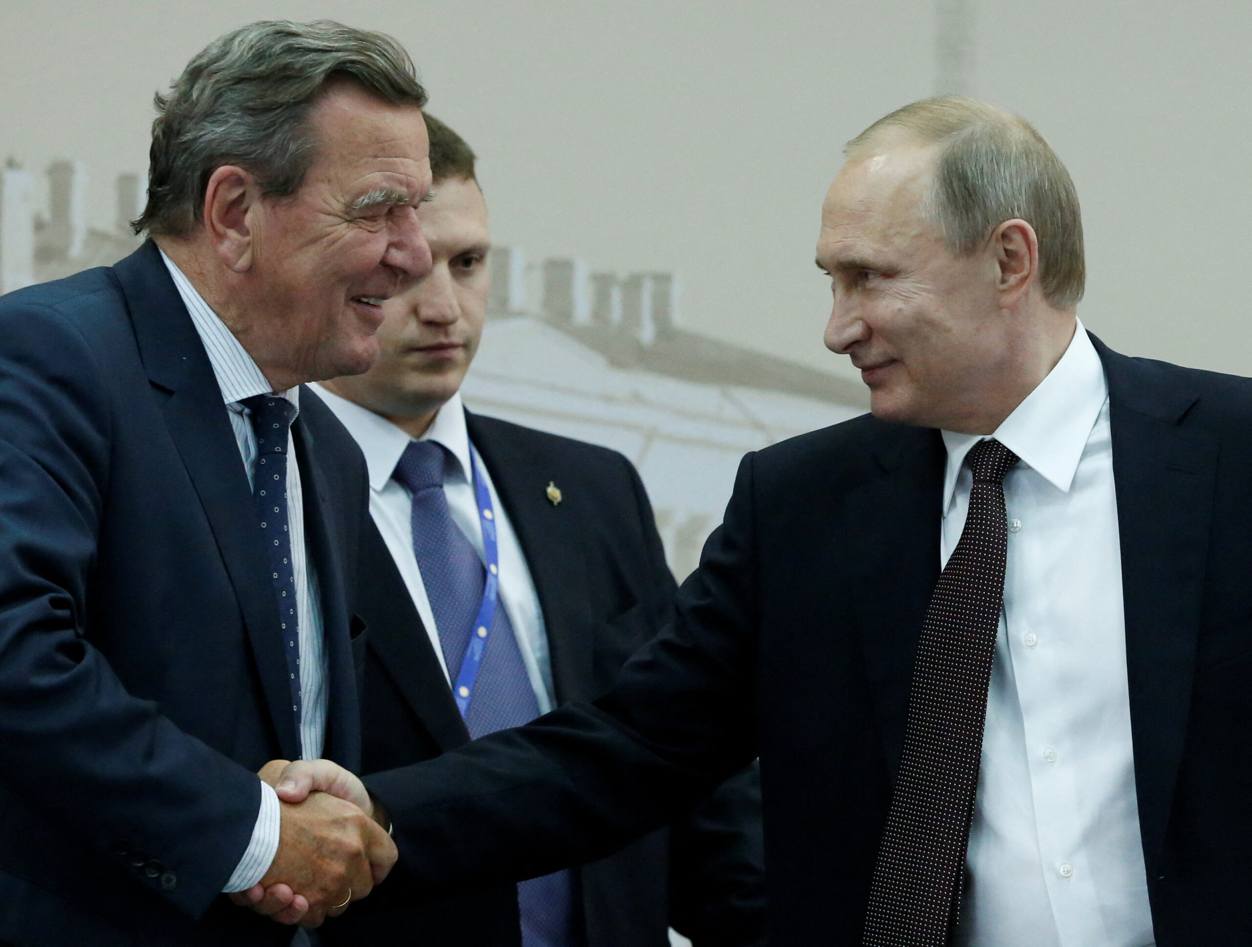 Schröder avergüenza a los socialistas alemanes al poner en duda la responsabilidad de Putin en las matanzas de Ucrania