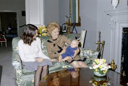 Retrato de Margaret Trudeau, esposa del ex primer ministro canadiense, mientras sonríe a su hijo y futuro primer ministro de Canadá, Justin Trudeau. Junto a ella está sentada la primera dama estadounidense Pat Nixon, en la residencia oficial del primer ministro canadiense, Sussex 24, en Ottawa, el 14 de abril de 1972.